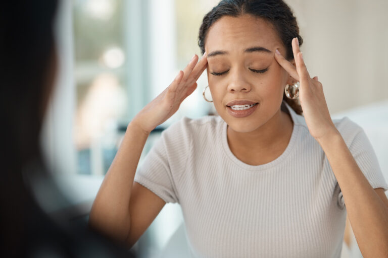 young woman sitting and explaining her symptoms to her therapist during a session